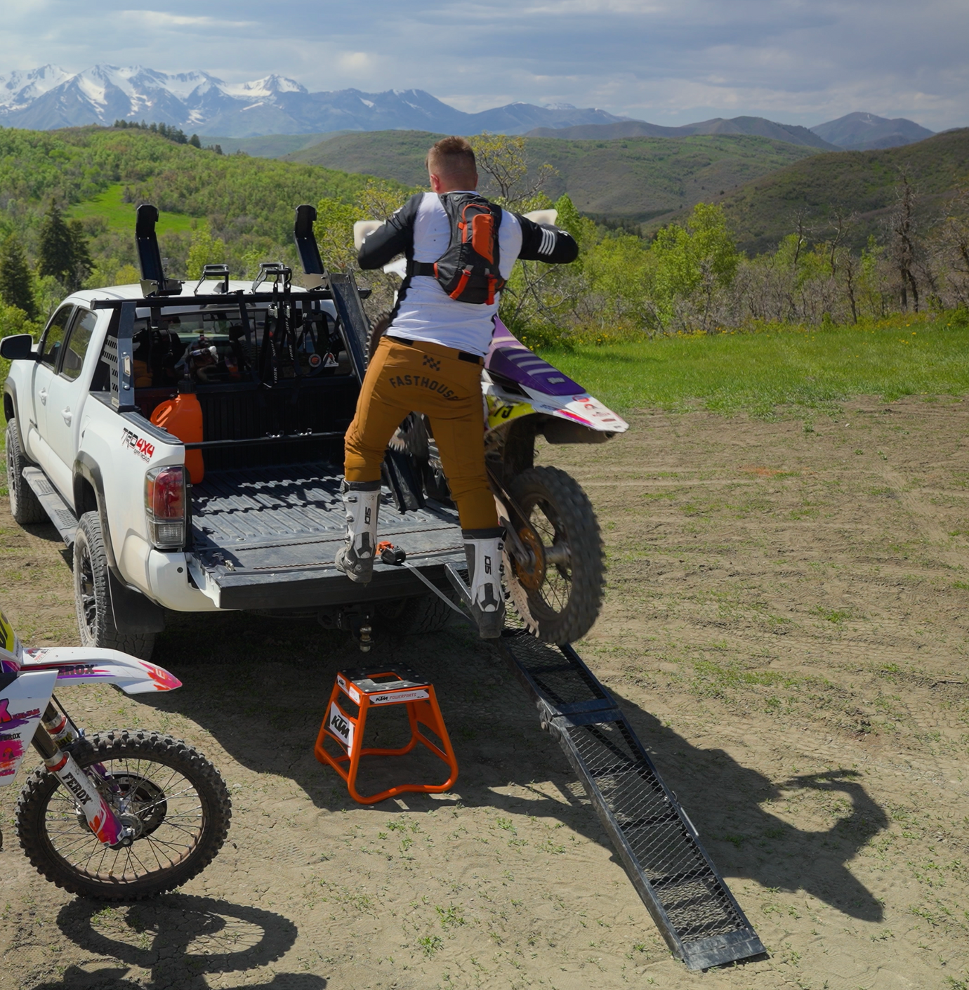 Showing how to load dirt bike or motos in the Big Days Chase Rack System Rack